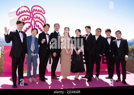 Cannes, Frankreich. 05. April 2022, Seo Joo-Wan, Kim Yuneui, Kim Gyeong-min, Kang Sung-hoon, Kim Tae-Young, Lee Ji Woo, Nam Hyun-woo, Lee Tae-dong, Lee Kwa-jang und Park Jae-han von Damn Good Company nehmen am 05. April 2022 in Cannes, Frankreich, an der Korea Focus Photocall während des Canneseries Festival 5. Teil. Foto von David Niviere/ABACAPRESS.COM Stockfoto