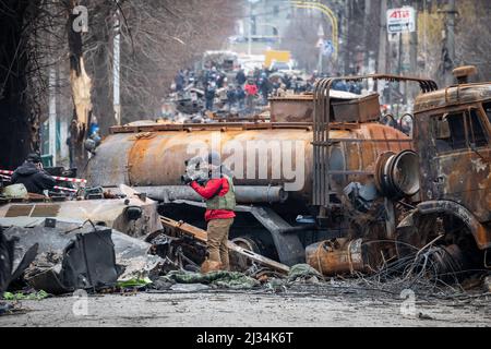 Straße in Bucha, Ukraine, übersät mit dem Wrack von Militärausrüstung, im Bild 5.4.2022 (CTK Photo/Vojtech Darvik Maca) Stockfoto