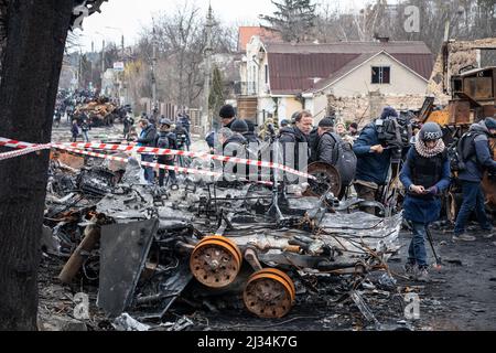 Straße in Bucha, Ukraine, übersät mit dem Wrack von Militärausrüstung, im Bild 5.4.2022 (CTK Photo/Vojtech Darvik Maca) Stockfoto