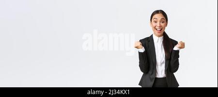 Erleichtert glücklich weibliche Büroleiterin, erfolgreiche Geschäftsfrau Ziel erreichen, gewinnen und Gefühl freuen, Faust Pumpe und schreien ja zufrieden Stockfoto