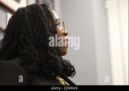 Washington, Usa. 05. April 2022. Richterin Ketanji Brown Jackson trifft sich am Dienstag, den 5. April 2022, mit Senator Sherrod Brown, D-OH, im US-Kapitol in Washington, DC. Foto von Bonnie Cash/UPI Credit: UPI/Alamy Live News Stockfoto