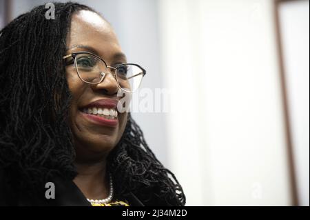 Washington, Usa. 05. April 2022. Richterin Ketanji Brown Jackson trifft sich am Dienstag, den 5. April 2022, mit Senator Sherrod Brown, D-OH, im US-Kapitol in Washington, DC. Foto von Bonnie Cash/UPI Credit: UPI/Alamy Live News Stockfoto