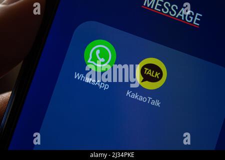 WhatsApp- und KakaoTalk-Anwendungssymbole auf dem Smartphone-Bildschirm. Beliebte Messaging-Apps. Afyonkarahisar, Türkei - 4. April 2022. Stockfoto