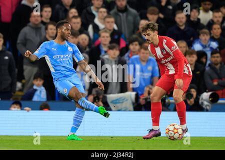 Manchester, Großbritannien. 05. April 2022. Raheem Sterling #7 von Manchester City übergibt den Ball über Antoine Griezmann #8 von Athletico Madrid in Manchester, Großbritannien am 4/5/2022. (Foto von Conor Molloy/News Images/Sipa USA) Quelle: SIPA USA/Alamy Live News Stockfoto