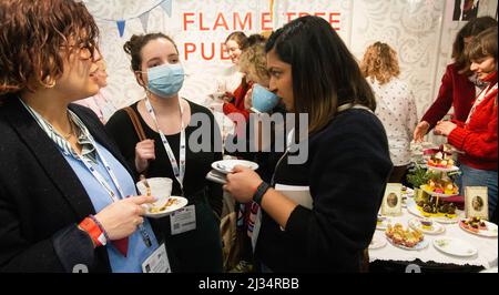 London, UKI. Tea Time mit Miss, USA. 5. April 2022. Elizabeth Bennett und Mr Darcy auf der London Book Fair 2022. Flametere Publishing veranstaltete eine Nachmittagstee-Party mit elegantem porzellan, hervorragendem Tee und einer Fülle von Kuchen und Leckereien, die das Thema der englischen Literatur widerspiegeln. Kredit: Peter Hogan/Alamy Live Nachrichten Stockfoto