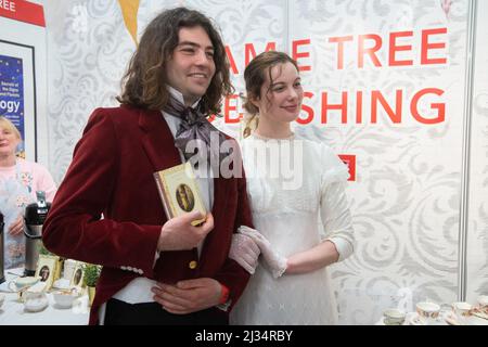 London, UKI. Tea Time mit Miss, USA. 5. April 2022. Elizabeth Bennett und Mr Darcy auf der London Book Fair 2022. Flametere Publishing veranstaltete eine Nachmittagstee-Party mit elegantem porzellan, hervorragendem Tee und einer Fülle von Kuchen und Leckereien, die das Thema der englischen Literatur widerspiegeln. Kredit: Peter Hogan/Alamy Live Nachrichten Stockfoto