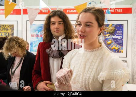 London, UKI. Tea Time mit Miss, USA. 5. April 2022. Elizabeth Bennett und Mr Darcy auf der London Book Fair 2022. Flametere Publishing veranstaltete eine Nachmittagstee-Party mit elegantem porzellan, hervorragendem Tee und einer Fülle von Kuchen und Leckereien, die das Thema der englischen Literatur widerspiegeln. Kredit: Peter Hogan/Alamy Live Nachrichten Stockfoto