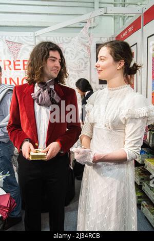 London, UKI. Tea Time mit Miss, USA. 5. April 2022. Elizabeth Bennett und Mr Darcy auf der London Book Fair 2022. Flametere Publishing veranstaltete eine Nachmittagstee-Party mit elegantem porzellan, hervorragendem Tee und einer Fülle von Kuchen und Leckereien, die das Thema der englischen Literatur widerspiegeln. Kredit: Peter Hogan/Alamy Live Nachrichten Stockfoto