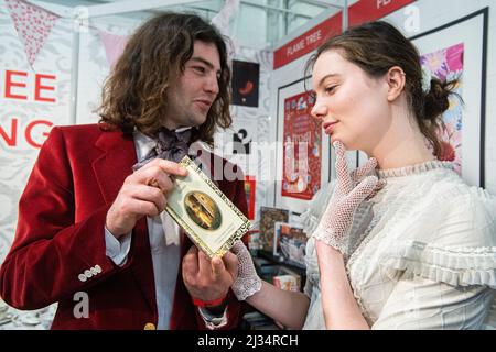 London, UKI. Tea Time mit Miss, USA. 5. April 2022. Elizabeth Bennett und Mr Darcy auf der London Book Fair 2022. Flametere Publishing veranstaltete eine Nachmittagstee-Party mit elegantem porzellan, hervorragendem Tee und einer Fülle von Kuchen und Leckereien, die das Thema der englischen Literatur widerspiegeln. Kredit: Peter Hogan/Alamy Live Nachrichten Stockfoto