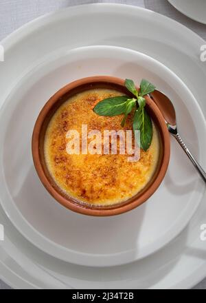 Traditioneller türkischer Nachtisch-Reispudding. Draufsicht. Stockfoto