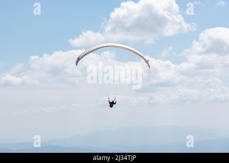 Paragliding auf dem Hintergrund der Kies. Stockfoto