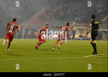 Cremona, Italien. 05. April 2022. Gianluca Gaetano (Cremonese) feiert das zweite Tor während des Spiels der US Cremonese gegen US Alessandria, Italienischer Fußball Serie B in Cremona, Italien, April 05 2022 Quelle: Independent Photo Agency/Alamy Live News Stockfoto