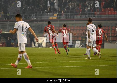 Cremona, Italien. 05. April 2022. Gianluca Gaetano (Cremonese) feiert das zweite Tor während des Spiels der US Cremonese gegen US Alessandria, Italienischer Fußball Serie B in Cremona, Italien, April 05 2022 Quelle: Independent Photo Agency/Alamy Live News Stockfoto