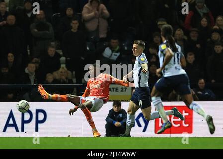 Preston, Großbritannien. 05. April 2022. Marvin Ekpiteta #21 von Blackpool räumt am 4/5/2022 in Preston, Großbritannien, den Ball frei. (Foto von Mark Cosgrove/News Images/Sipa USA) Quelle: SIPA USA/Alamy Live News Stockfoto