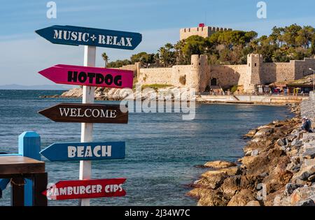 Wegweiser für Street Food auf der Pigeon Island in Kusadasi Türkei am sonnigen Sommertag Stockfoto