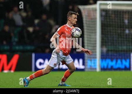 Preston, Großbritannien. 05. April 2022. Callum Connolly #2 von Blackpool kontrolliert den Ball in Preston, Vereinigtes Königreich am 4/5/2022. (Foto von Mark Cosgrove/News Images/Sipa USA) Quelle: SIPA USA/Alamy Live News Stockfoto