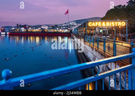 Abend im Bistro in Kusadasi Türkei zur blauen Stunde Stockfoto