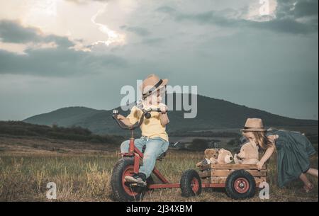 Niedliche kleine Kinder genießen auf dem Bauernhof. Kindheitserinnerungen. Öko Resort Aktivitäten für Kinder. Kleiner Bauer im Dorf. Sommerurlaub. Landleben Stockfoto