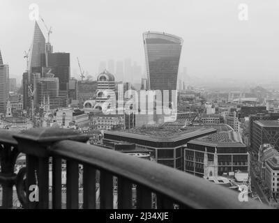 London, Greater London, England, März 29 2022: Blick auf die Skyline der Stadt vom Dach von St. Pauls inklusive des Walkie Talkie Wolkenkratzers. Stockfoto