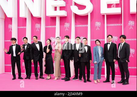 Kim Gyeong-min, Lee Kwa-jang, Kang Sung-hoon, Nam Hyun-woo, Lee Ji Woo und Kim Tae-Young besuchen den rosa Teppich während des Canneseries Festival 5. am 05. April 2022 in Cannes, Frankreich. Foto von David Niviere/ABACAPRESS.COM Stockfoto