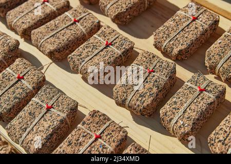 Cork Geschenke auf dem Straßenmarkt Stand. Traditionelles portugiesisches Souvenir. Lokale Unternehmen Stockfoto