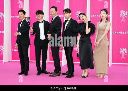 Kim Gyeong-min, Lee Kwa-jang, Kang Sung-hoon, Nam Hyun-woo, Lee Ji Woo und Kim Tae-Young besuchen den rosa Teppich während des Canneseries Festival 5. am 05. April 2022 in Cannes, Frankreich. Foto von David Niviere/ABACAPRESS.COM Stockfoto