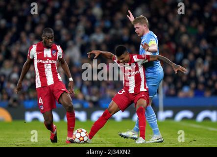 Kevin De Bruyne von Manchester City (rechts) und Reinildo Mandava von Atletico Madrid (Mitte) und Geoffrey Kondogbia kämpfen während des ersten Halbfinales der UEFA Champions League im Etihad Stadium in Manchester um den Ball. Bilddatum: Dienstag, 5. April 2022. Stockfoto