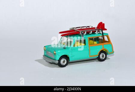 Diecast Modell von Mini Clubman mit Surfboards auf dem Dach. Diecast Modell von Mini Clubman mit Surfboards auf dem Dach. Stockfoto