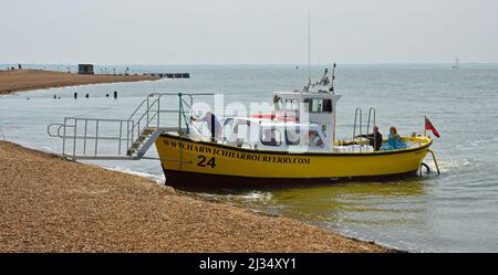 Die Fähre von Harwich nach Felixstowe und Shotley bringt bis zu zwölf Personen über die geschäftige Mündung des Hafens von Felixs Stockfoto