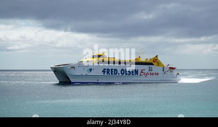 Fred Olsen Kanarenfähre fährt zwischen Playa Blanca Lanzarote und Corralejo Fuerteventura. Stockfoto