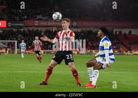 Sheffield, Großbritannien. 05. April 2022. Ben Osborn #23 von Sheffield United führt den Ball am 4/5/2022 in Sheffield, Großbritannien, an. (Foto von Simon Whitehead/News Images/Sipa USA) Quelle: SIPA USA/Alamy Live News Stockfoto