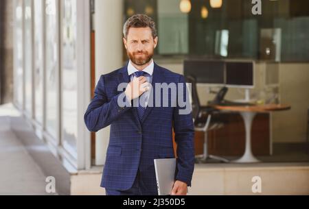 Dem Trend zupassende. Businessman trägt klassischen Anzug. Formeller Geschäftsstil. Trendige Herrenmode. Formelle Kleidung. Eleganter Kleiderschrank. Modemann. Stockfoto