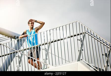 Der Blick von oben. Aufnahme eines hübschen jungen Mannes, der in der Stadt arbeitet. Stockfoto