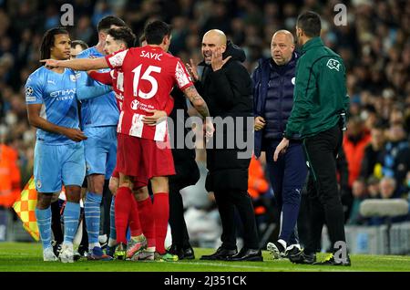 Die Stimmung zwischen Manchester City-Manager Pep Guardiola (rechts) und Atletico Madrids Stefan Savic während des UEFA Champions League Quarter Final First Leg Match im Etihad Stadium, Manchester. Bilddatum: Dienstag, 5. April 2022. Stockfoto