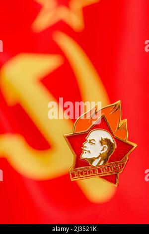 Anstecknadel und Motto der sowjetischen Jungen Pioniere immer bereit! (ВСЕГДА ГОТОВ! = Vsegda Gotov) mit sowjetischer Flagge. Im Wesentlichen kommunistische Jugendbewegung. Stockfoto