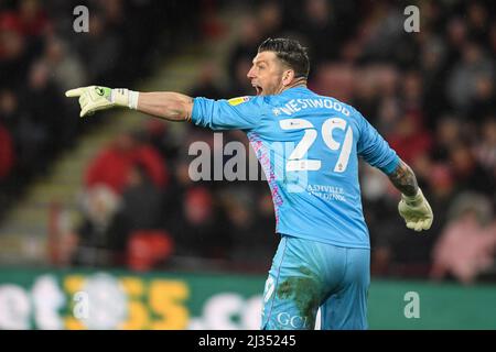 Keiren Westwood #29 von Queens Park Rangers gibt während des Spiels Anweisungen Stockfoto