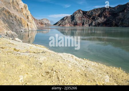 Schwefelsäure-Krater-See des Ijen-Vulkans, Java-Insel, Indonesien Stockfoto