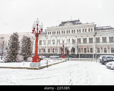 Kazan Town Hall am Freedom Square. Es wurde im Jahr 1854 als das Gebäude der Versammlung des Adels gebaut. Schnee in Kazan Stockfoto