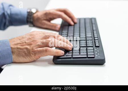 Nahaufnahme der Unternehmer Hände Eingabe auf Computer-Tastatur.Business, Bildung, Programmierung Stockfoto