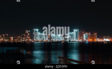 Panoramablick auf Kazan Stadt Waterfront beleuchtete Wolkenkratzer. Neue Wohnviertel am Flussufer in Kazan Stockfoto