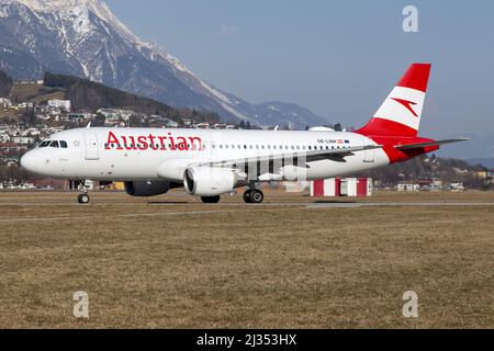 Innsbruck, Österreich. 05. März 2022. Ein Austrian Airlines Aurbus 320 rollt zum Abflug vom Flughafen Innsbruck Kranebitten. (Foto: Fabrizio Gandolfo/SOPA Images/Sipa USA) Quelle: SIPA USA/Alamy Live News Stockfoto