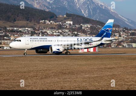 Innsbruck, Österreich. 05. März 2022. Ein Atlantic Airways Airbus 320NEO rollt vom Flughafen Innsbruck Kranebitten ab und bringt einige dänische Urlauber nach ihrem Skiurlaub zurück nach Hause. (Foto: Fabrizio Gandolfo/SOPA Images/Sipa USA) Quelle: SIPA USA/Alamy Live News Stockfoto