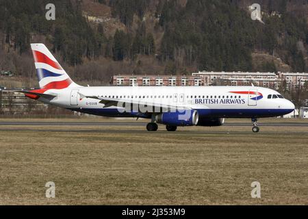 Innsbruck, Österreich. 05. März 2022. Ein British Airways Airbus 320 rollt zum Gate am Flughafen Innsbruck Kranebitten und bringt einige britische Urlauber zu ihren Skigebieten. (Foto: Fabrizio Gandolfo/SOPA Images/Sipa USA) Quelle: SIPA USA/Alamy Live News Stockfoto