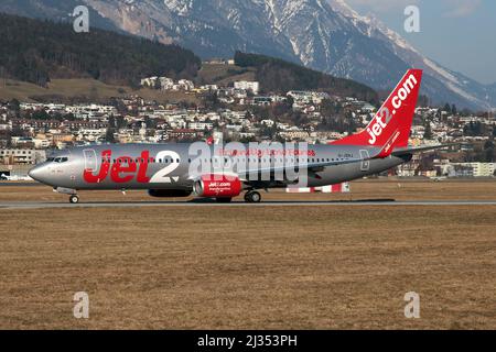 Innsbruck, Österreich. 05. März 2022. Eine Boeing 737-800 aus dem Jahr Jet2.com rollt vom Flughafen Innsbruck Kranebitten ab und bringt einige britische Urlauber nach ihrem Skiurlaub nach Hause. (Foto: Fabrizio Gandolfo/SOPA Images/Sipa USA) Quelle: SIPA USA/Alamy Live News Stockfoto