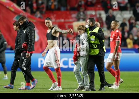 Lissabon, Portugal. 05. April 2022. Ein#Benfica-Fan dringt in das Spielfeld ein und erhält das Darwin Núñez-Trikot während des UEFA Champions League-Viertelfinales der ersten Etappe zwischen SL Benfica und dem FC Liverpool am 04. April 2022 in Lissabon, Portugal.& XA; Valter Gouveia/SPP Credit: SPP Sport Press Photo. /Alamy Live News Stockfoto