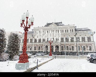 Kazan Town Hall am Freedom Square. Es wurde im Jahr 1854 als das Gebäude der Versammlung des Adels gebaut. Schnee in Kazan Stockfoto