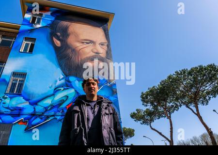 Jorit posiert am Tag seiner Einweihung vor dem Dostojewski-Wandgemälde Stockfoto