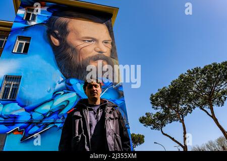 Jorit posiert am Tag seiner Einweihung vor dem Dostojewski-Wandgemälde Stockfoto