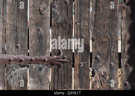 Verwittertes Tor bei der Mission San Miguel Arcangel, Kalifornien Stockfoto