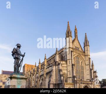 Gedenkstätte Bronzestatue eines Schützen des königlichen Gewehr-Korps von Winchester Cathedral in Cathedral Close, Winchester, Hampshire Stockfoto